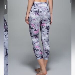 Lululemon Wunder Under Crop (Roll Down)
Moody Mirage White Deep Navy